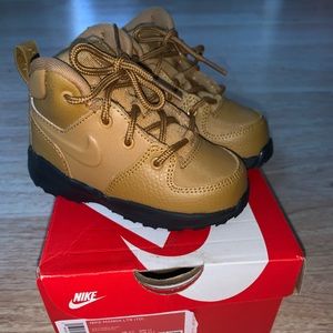 Nike mania LTR size 7c baby/toddler